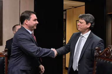 Governador Tarcísio de Freitas e Senador Flávio Bolsonaro durante encontro estratégico no Palácio dos Bandeirantes; a imagem ilustra a união da direita para o pleito de 2026.