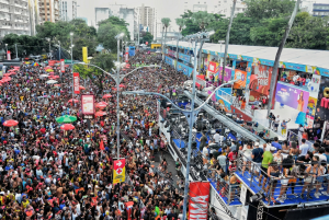 Vista aérea do Circuito Osmar lotado no Campo Grande, em Salvador, durante o Carnaval; local onde a Polícia Civil efetuou a prisão do atirador.