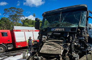 Carreta ficou destruída após provocar engavetamento que atingiu 13 veículos em Simões Filho.