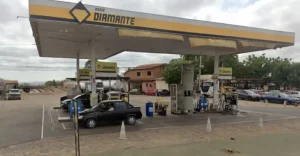 Posto de combustíveis da 'Rede Diamante' com um carro preto estacionado na bomba e um caminhão branco ao fundo; imagem ilustra a investigação sobre a rede de postos usada pelo PCC para lavagem de dinheiro.