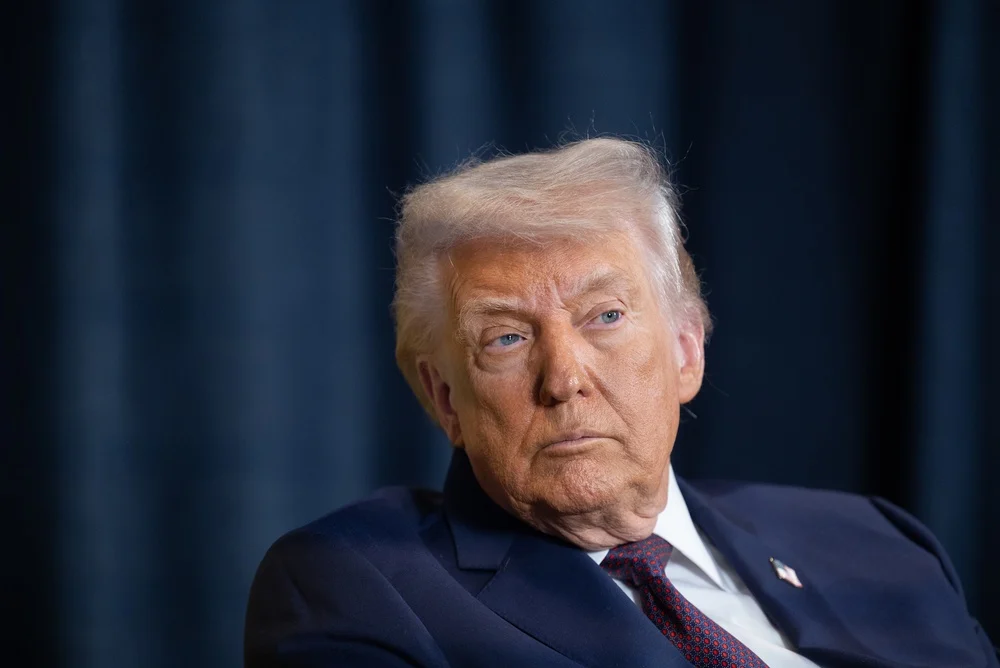 Trump olha para frente em evento oficial do governo americano.