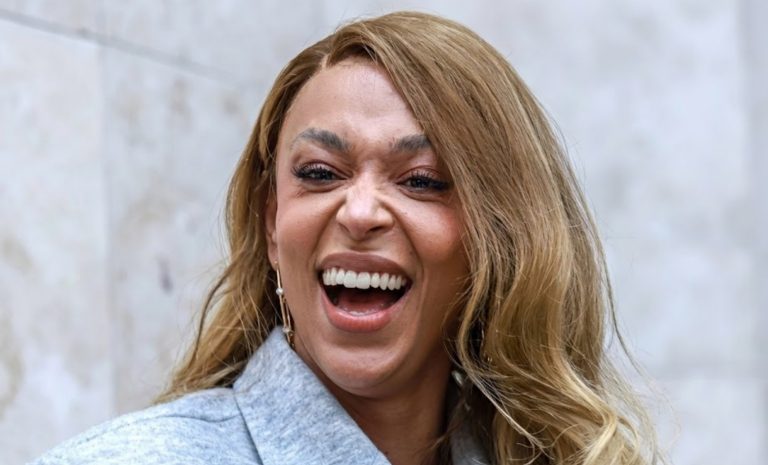 Deputada Erika Hilton sorri em tom de deboche; imagem ilustra a notícia sobre sua indicação para a presidência da Comissão da Mulher.