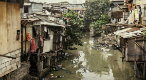 Esgoto a céu aberto em rua sem pavimentação na Bahia; imagem ilustra a falta de saneamento básico que atinge 8 milhões de baianos.