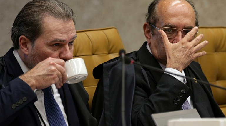 Ministros Gilmar Mendes Dias Toffoli durante sessão no STF; imagem ilustra a decisão de anular a quebra de sigilos da empresa Maridt Participações.