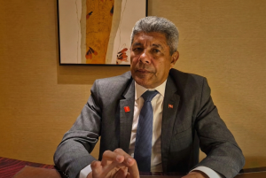 Governador da Bahia, Jerônimo Rodrigues, gesticula durante entrevista; imagem ilustra a matéria sobre os atrasos na Ponte Salvador-Itaparica.