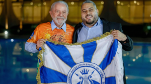 Presidente Lula ao lado de Wallace Palhares segurando a bandeira da escola Acadêmicos de Niterói; imagem reforça a ligação política do dirigente que é réu por homicídio culposo.