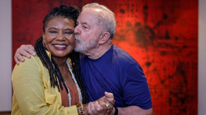 Presidente Lula beija a ministra Margareth Menezes; imagem ilustra matéria sobre o aumento de patrocínio do governo da Bahia ao bloco Os Mascarados