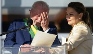 Presidente Lula chorando ao lado de Janja; imagem ilustra o impacto da perda de votos em presídios para o projeto de reeleição.