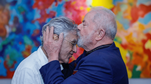 Presidente Lula beija a cabeça de Caetano veloso.