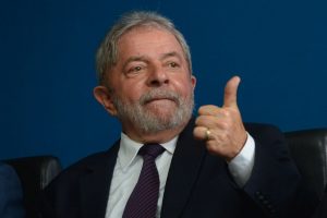 Presidente Lula faz sinal de positivo com o polegar; imagem ilustra a crítica sobre sua declaração de 'expertise' em segurança pública feita na Coreia do Sul.