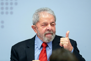 Presidente Lula faz sinal de positivo com o polegar; imagem ilustra a crítica sobre sua declaração de 'expertise' em segurança pública feita na Coreia do Sul.