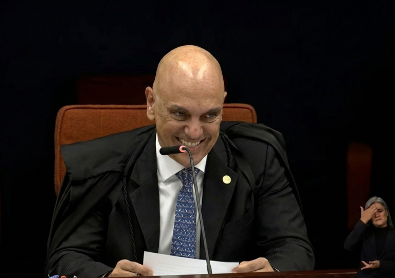 Ministro Alexandre de Moraes dá um sorriso macabro; imagem ilustra a matéria sobre sua declaração polêmica durante o julgamento do caso Marielle no STF.