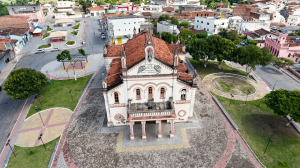 Obra de construção inacabada em São Felipe, Bahia, com vigas de concreto expostas; imagem ilustra o inquérito do MPF sobre a negligência com recursos federais.