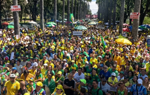 Manifestantes em verde e amarelo durante o ato Acorda Brasil contra o governo e o STF.