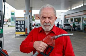 Imagem feita por inteligência artificial mostra Lula segurando mangueira de combustivel.