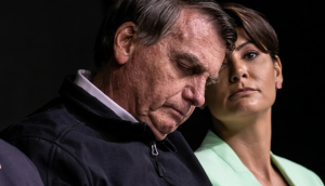 Jair e Michelle Bolsonaro juntos; imagem ilustra a carta do ex-presidente pedindo união e foco na família até 2026.