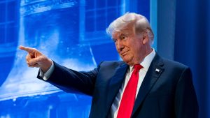 Presidente Donald Trump apontando durante discurso, ilustrando a postura firme de seu governo contra as facções criminosas brasileiras PCC e CV em março de 2026.