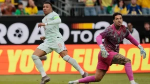 Jogadores da França, incluindo Mbappé, comemoram gol enquanto um jogador do Brasil caminha cabisbaixo com o uniforme amarelo.