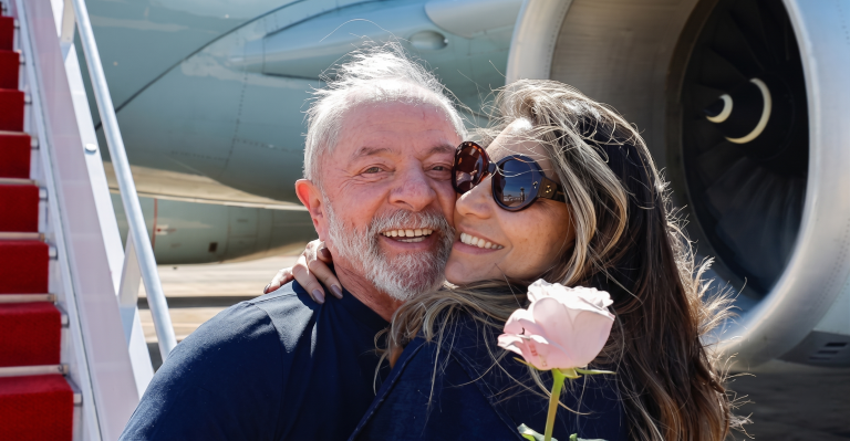 A primeira-dama Janja da Silva e o presidente Lula descendo a escada do avião presidencial; imagem ilustra o levantamento sobre dias de viagens internacionais em 2026.