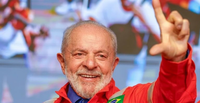 Presidente Lula fazendo o sinal de 'L' com a mão; imagem ilustra a matéria sobre os resultados financeiros da Petrobras no primeiro trimestre de 2026.