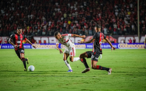 Jogadores do Vitória comemorando gol no estádio Barradão; imagem ilustra a vitória por 2 a 0 sobre o Flamengo pela Copa do Brasil.