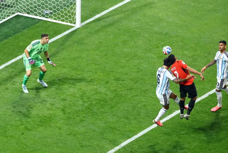 O jogador argentino Lionel Messi correndo e celebrando com os braços abertos em campo durante a Copa do Mundo de 2026; imagem ilustra a vitória da Argentina sobre o Egito.
