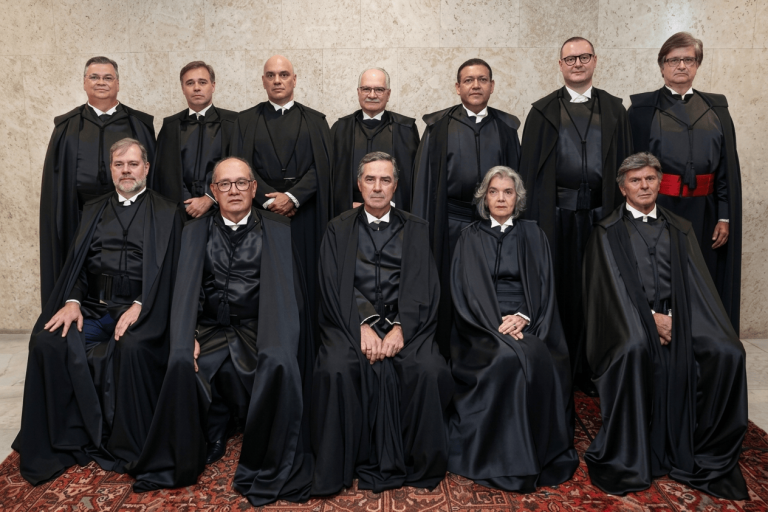 Fotografia oficial em grupo dos ministros do Supremo Tribunal Federal (STF) posando juntos e vestindo togas pretas.