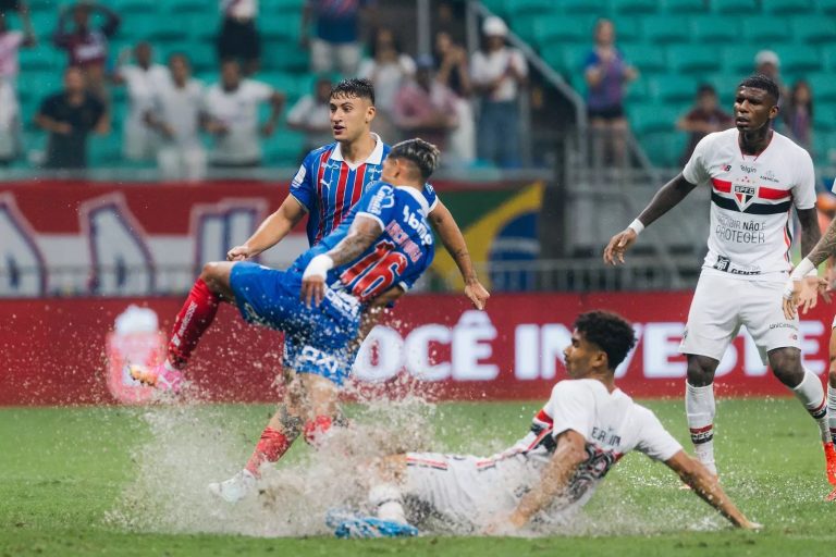 Bahia vence São Paulo - Jogo de futebol com chuva: Bahia derrota São Paulo na Fonte Nova