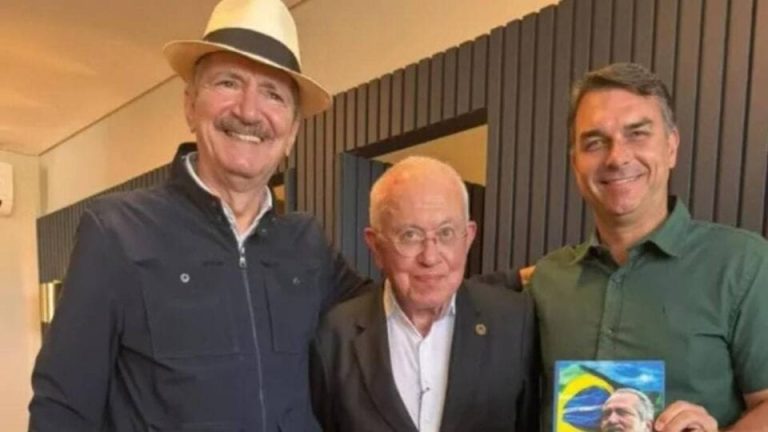 Aldo Rebelo e Roberto Mangabeira Unger ao lado de Flávio Bolsonaro