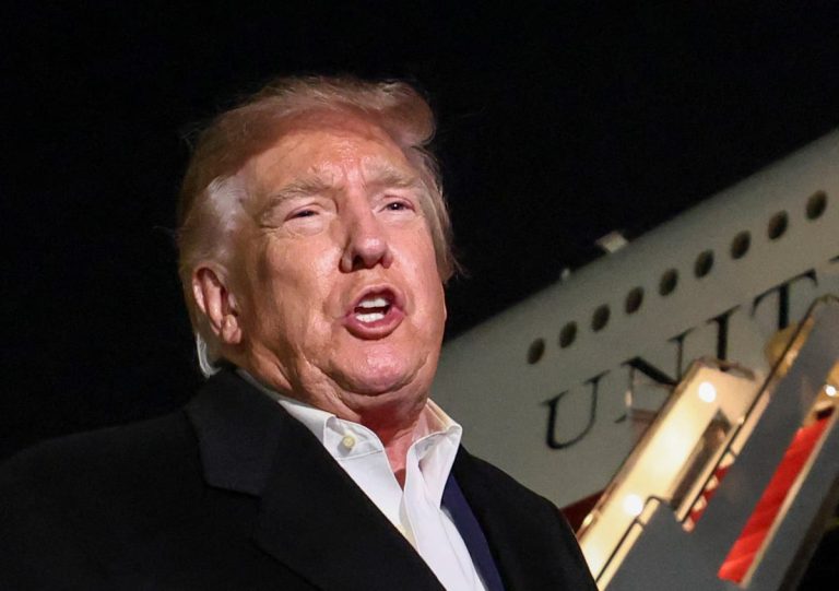 Donald Trump falando na base aérea Andrews enquanto menciona Flavio Bolsonaro